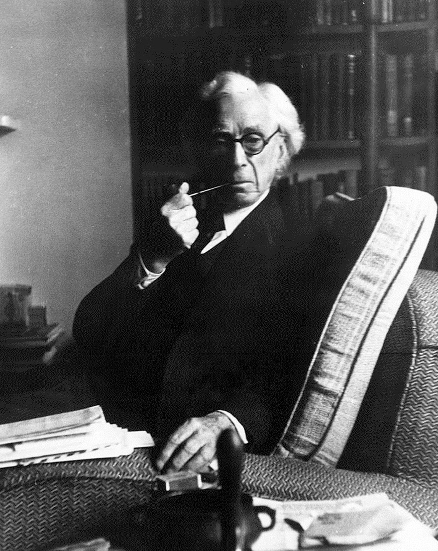 880px-Bertrand_Russell_1954.jpg