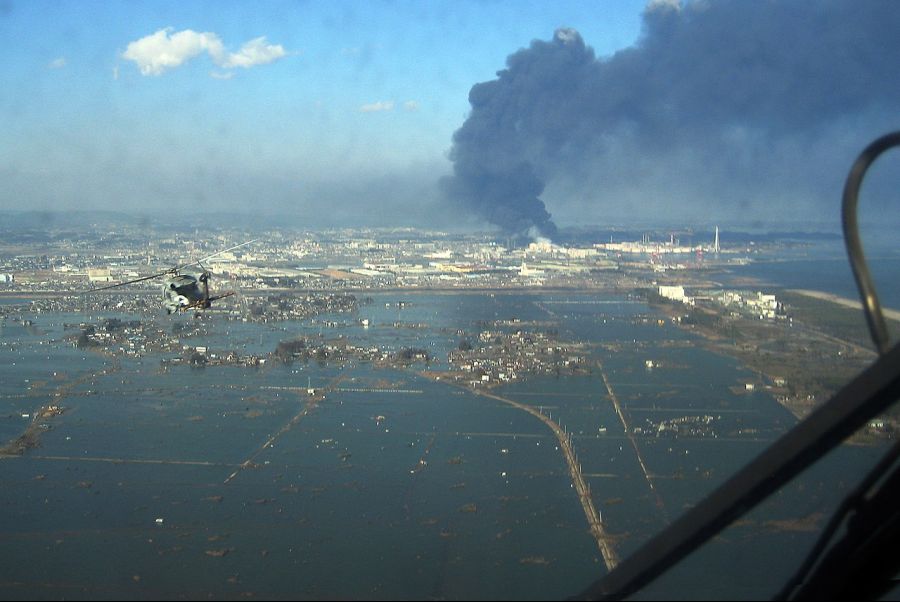 1280px-SH-60B_helicopter_flies_over_Sendai.jpg